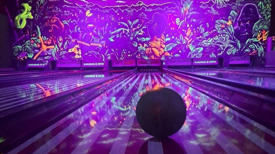 Bowlingbahn bei trewa mit Neon-Atmosphäre